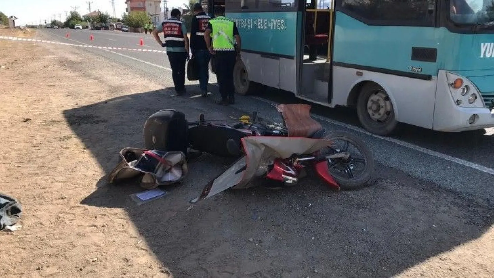 Motosiklet, otobüse çarptı: 1 ağır yaralı