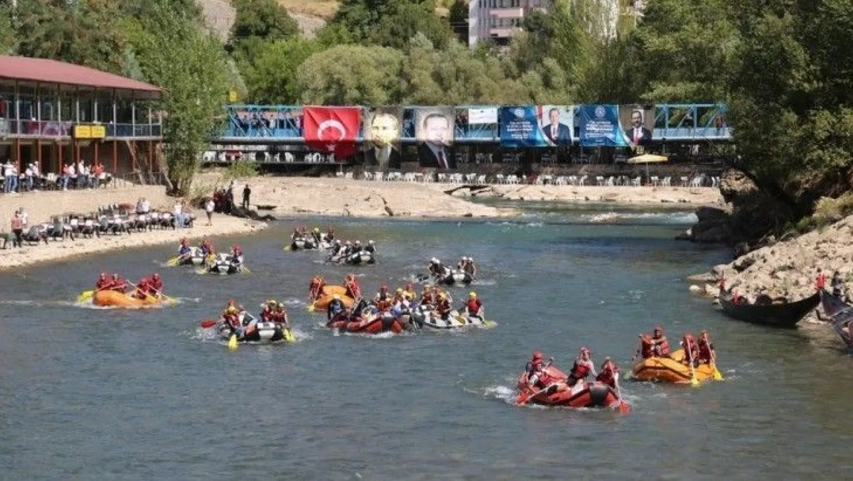 Munzur'da 200 sporcuyla rafting, renkli görüntülere sahne oldu