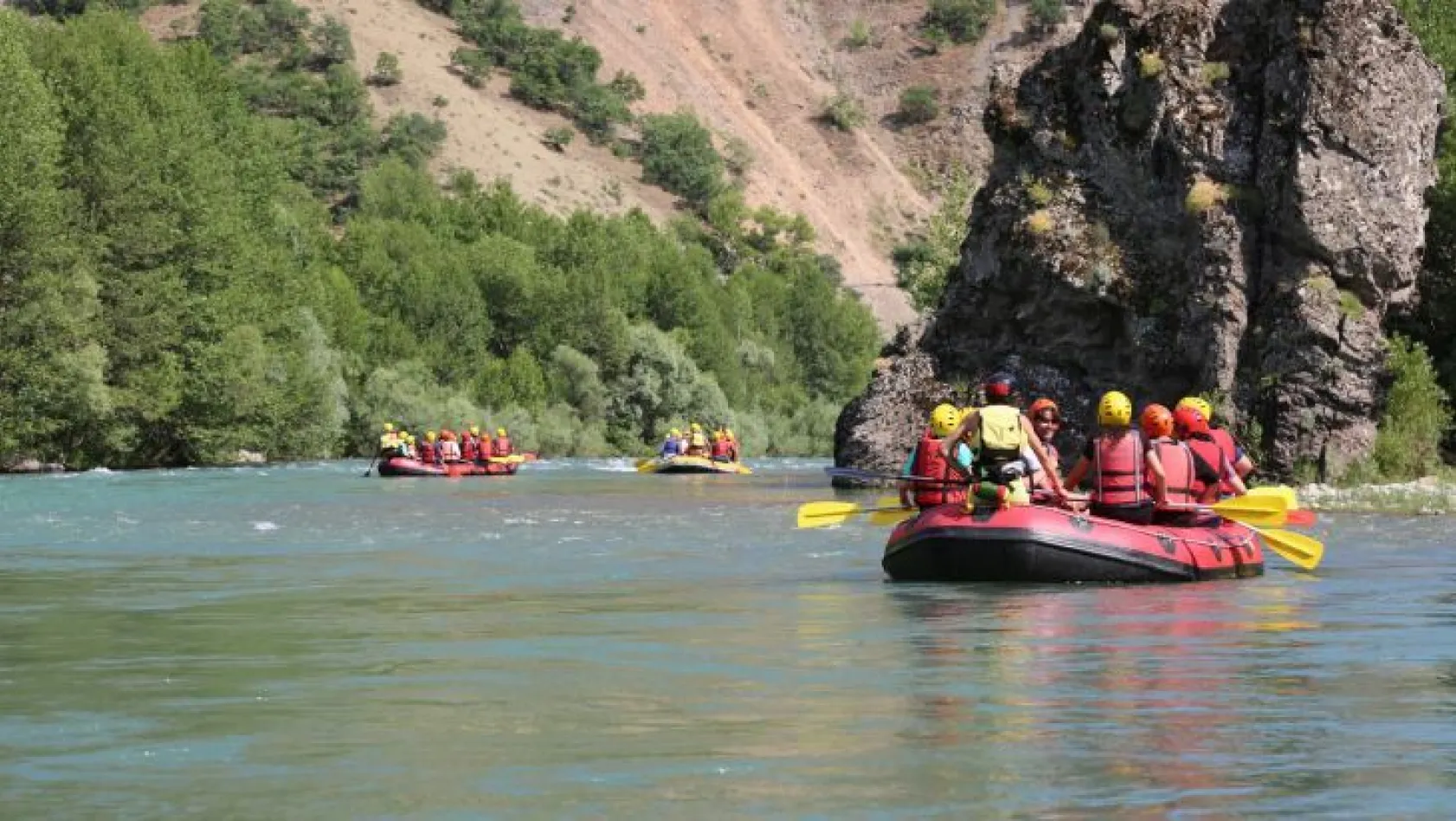 Munzur Nehri'nde rafting heyecanı