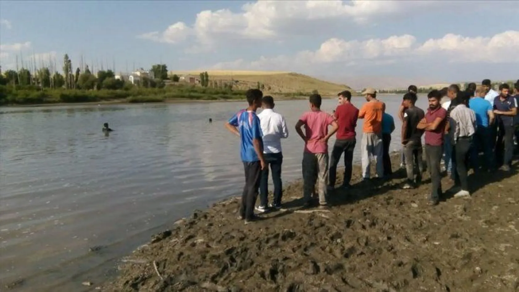 Murat Nehrine giren 3 çocuk boğuldu