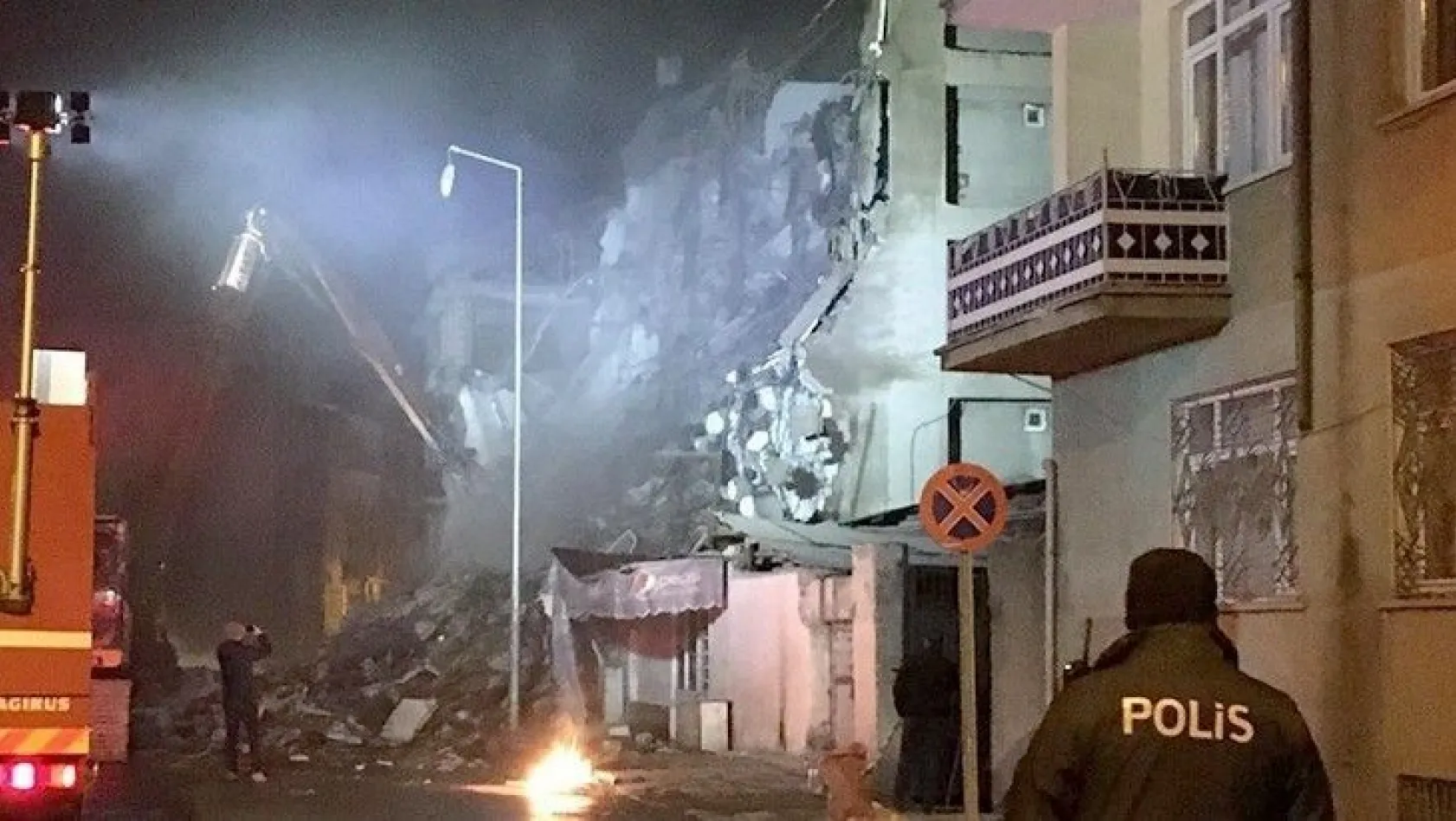 Mustafapaşa'da iki bina daha yıkılıyor
