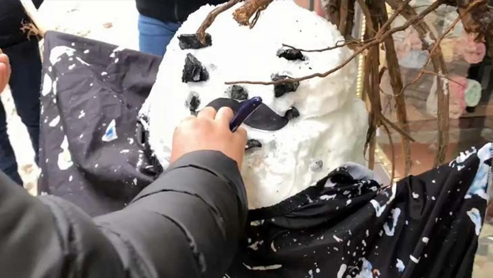 Müşteri bulamayınca kardan adamı tıraş etti