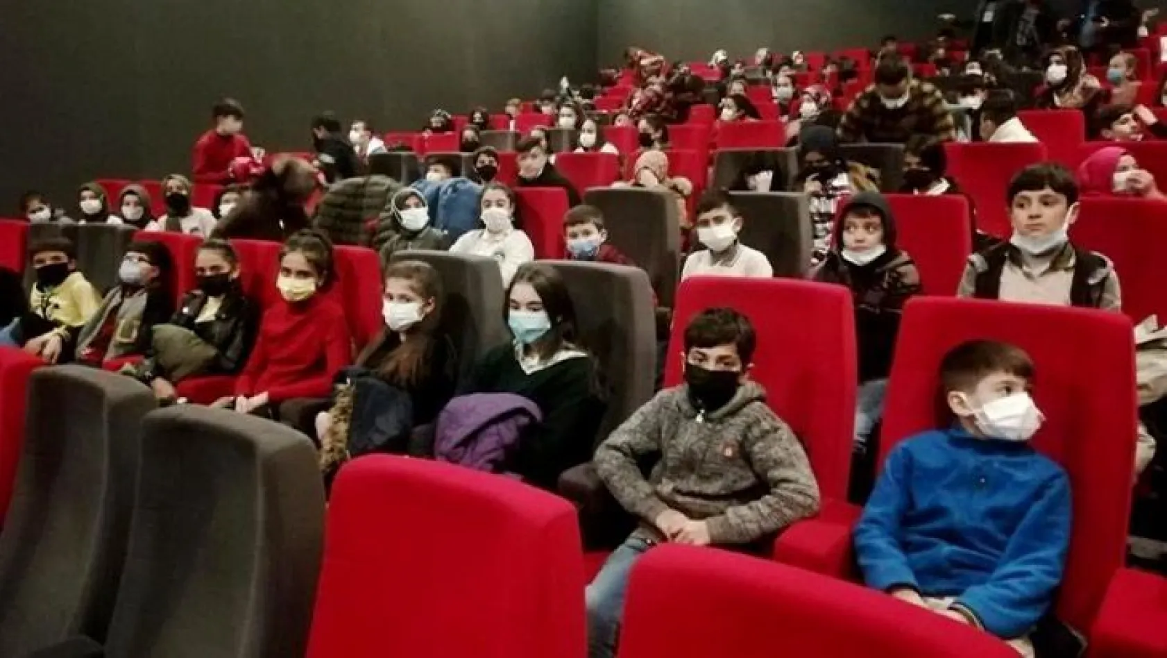 Öğrenciler 'Kesişme İyi ki Varsın Eren' filmini izledi
