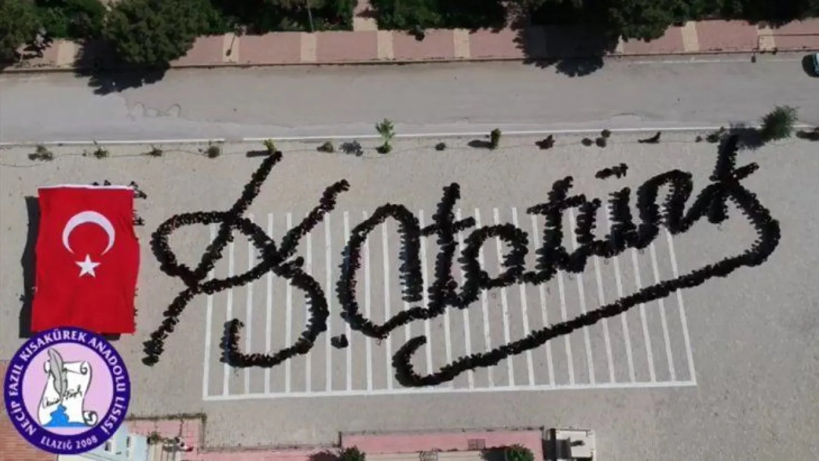 Öğrencilerden 'Atatürk'ün imzası kareografisi'