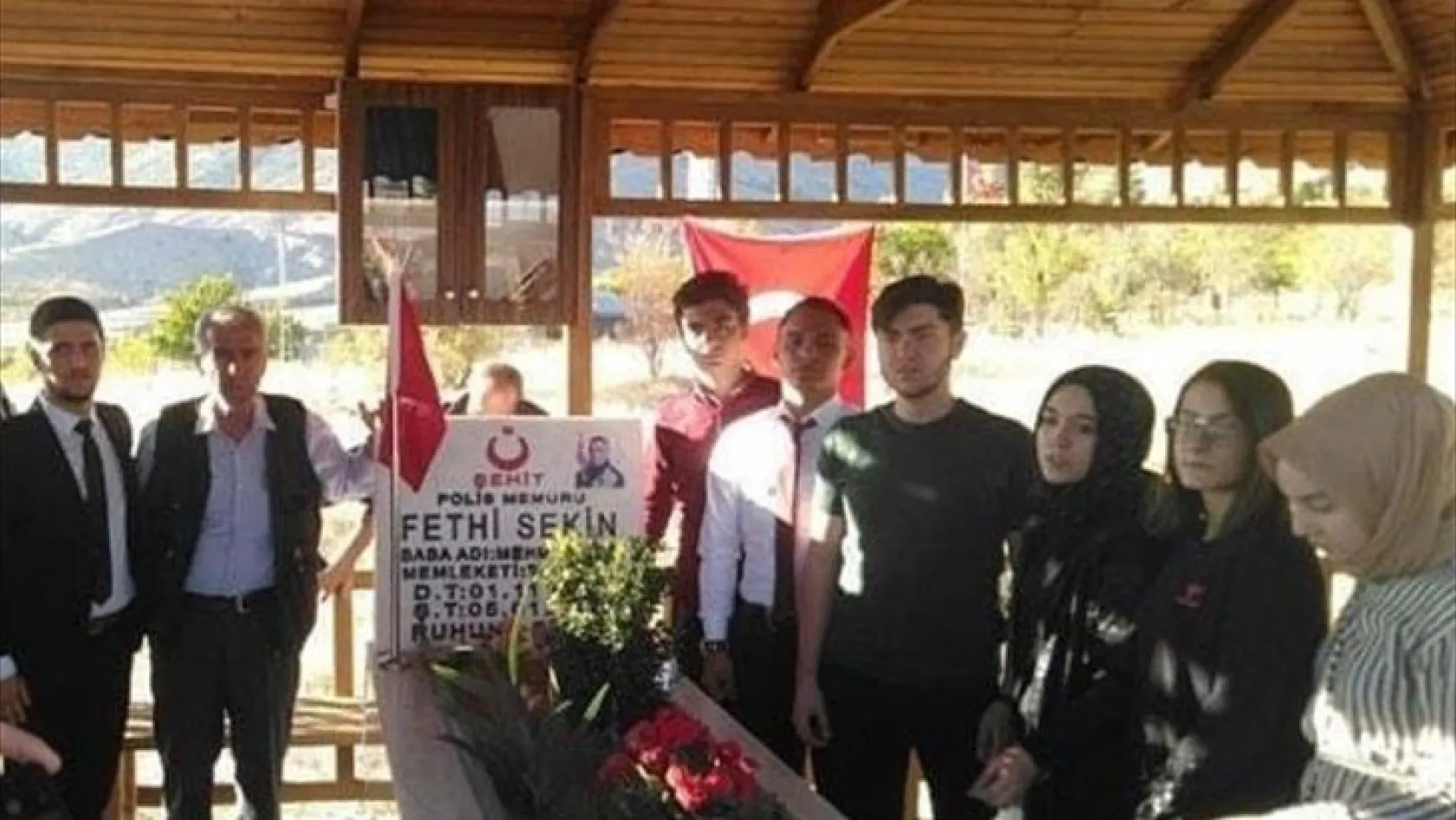 Öğrencilerden şehit polis Sekin'in kabrine ziyaret
