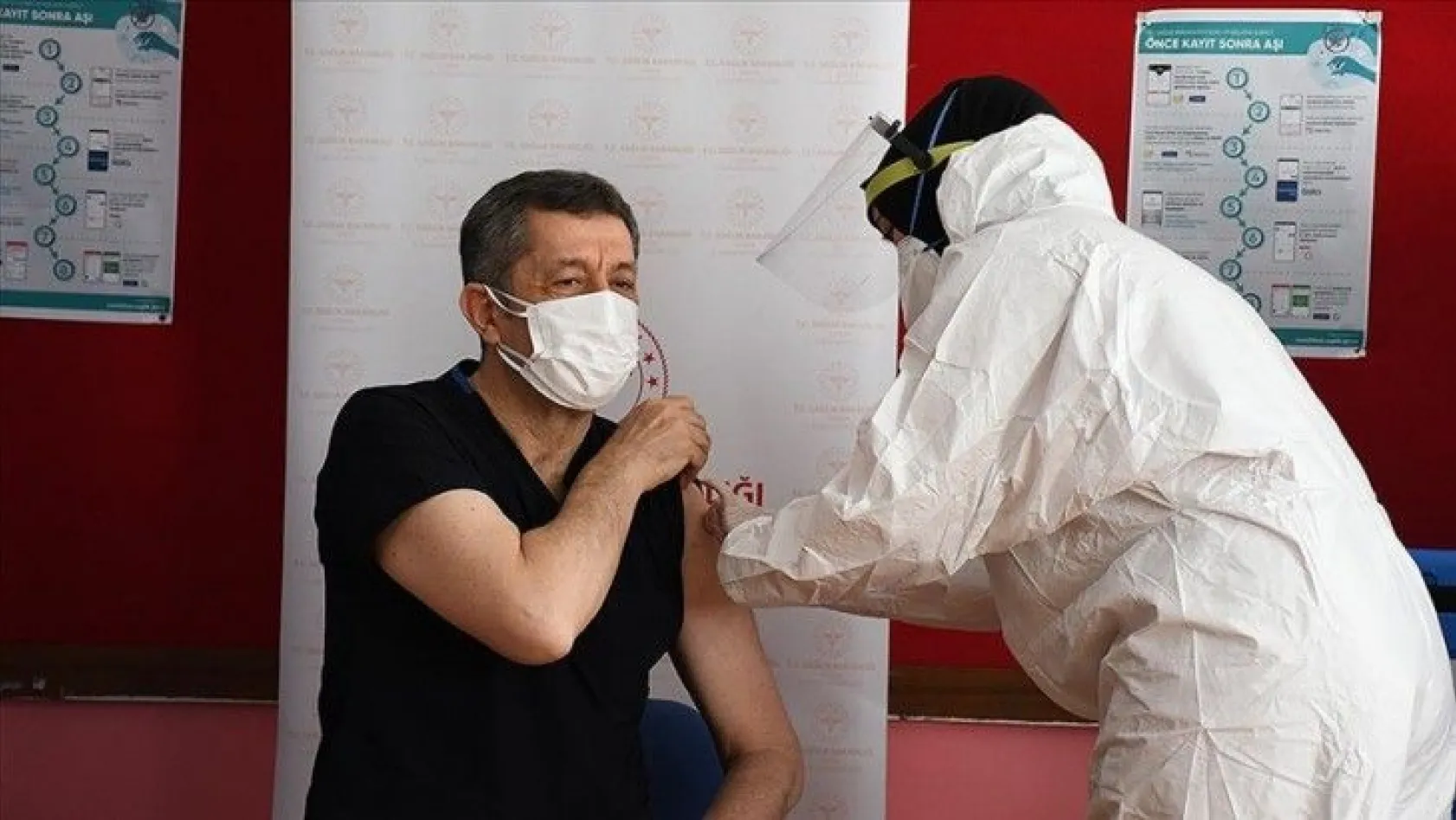 Öğretmenlere Kovid-19 aşısı uygulanmasına başlandı