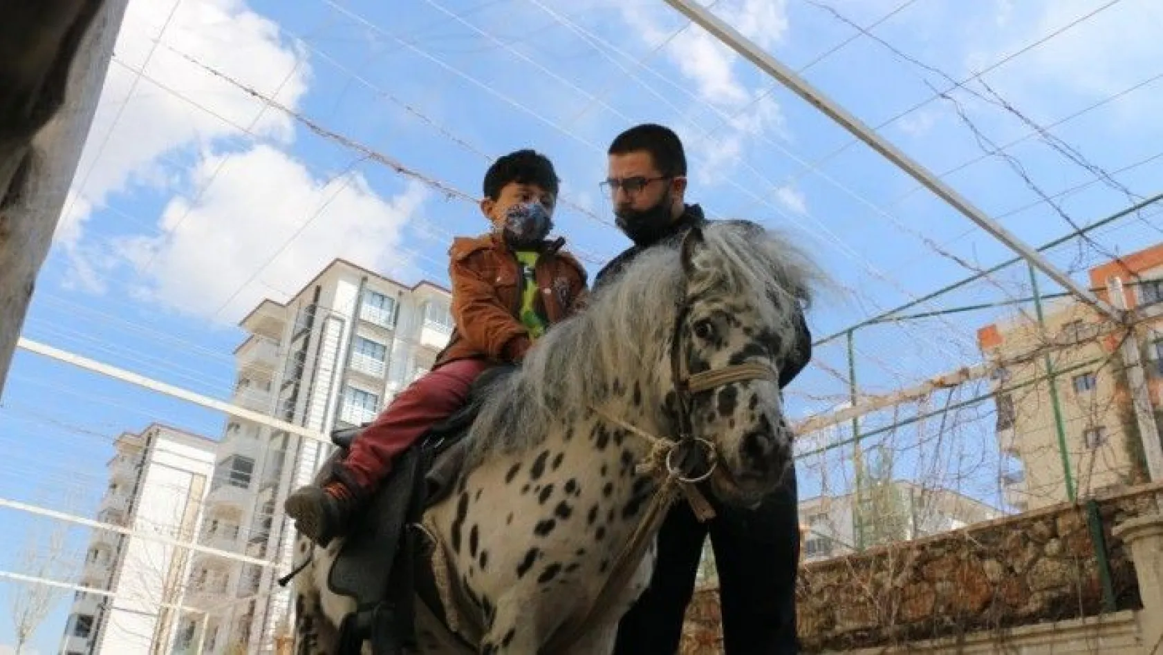 Otizmli çocuklar, atla terapiyle hayata hazırlanıyor