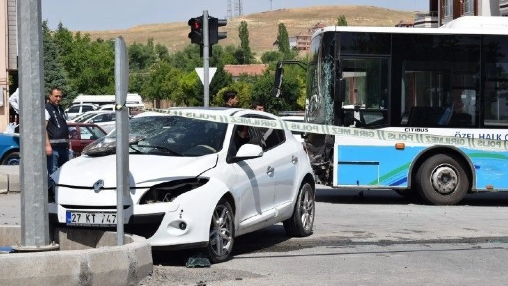 Otobüs ile otomobil çarpıştı: 2 yaralı
