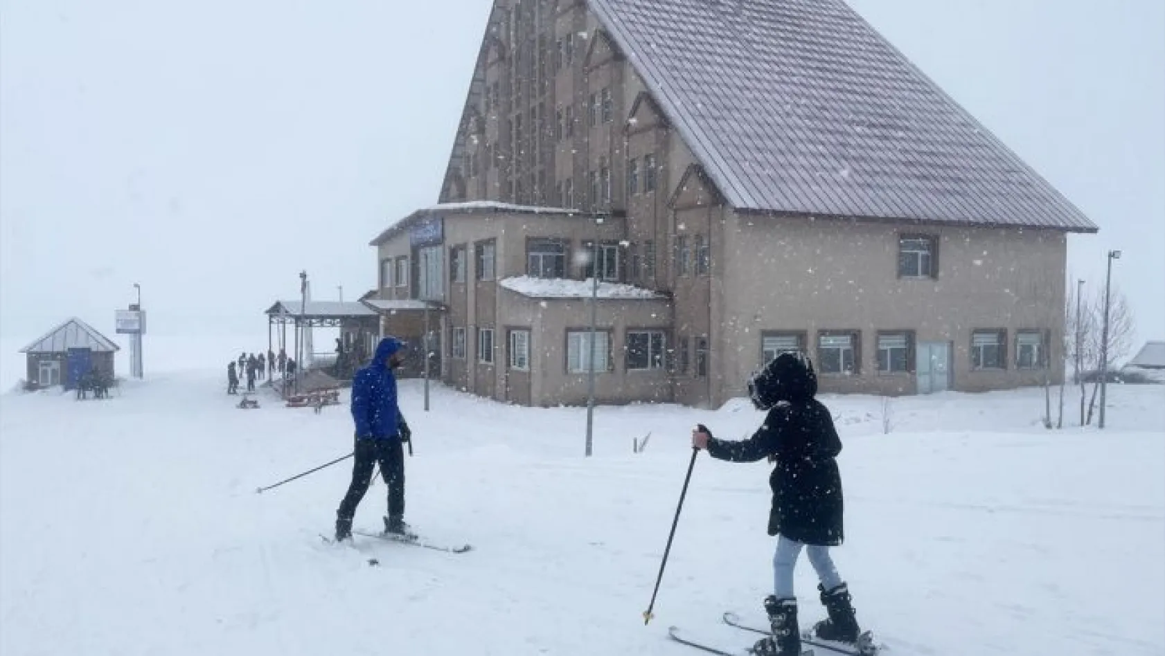 Ovacık Kayak Merkezi'nde sezon açıldı