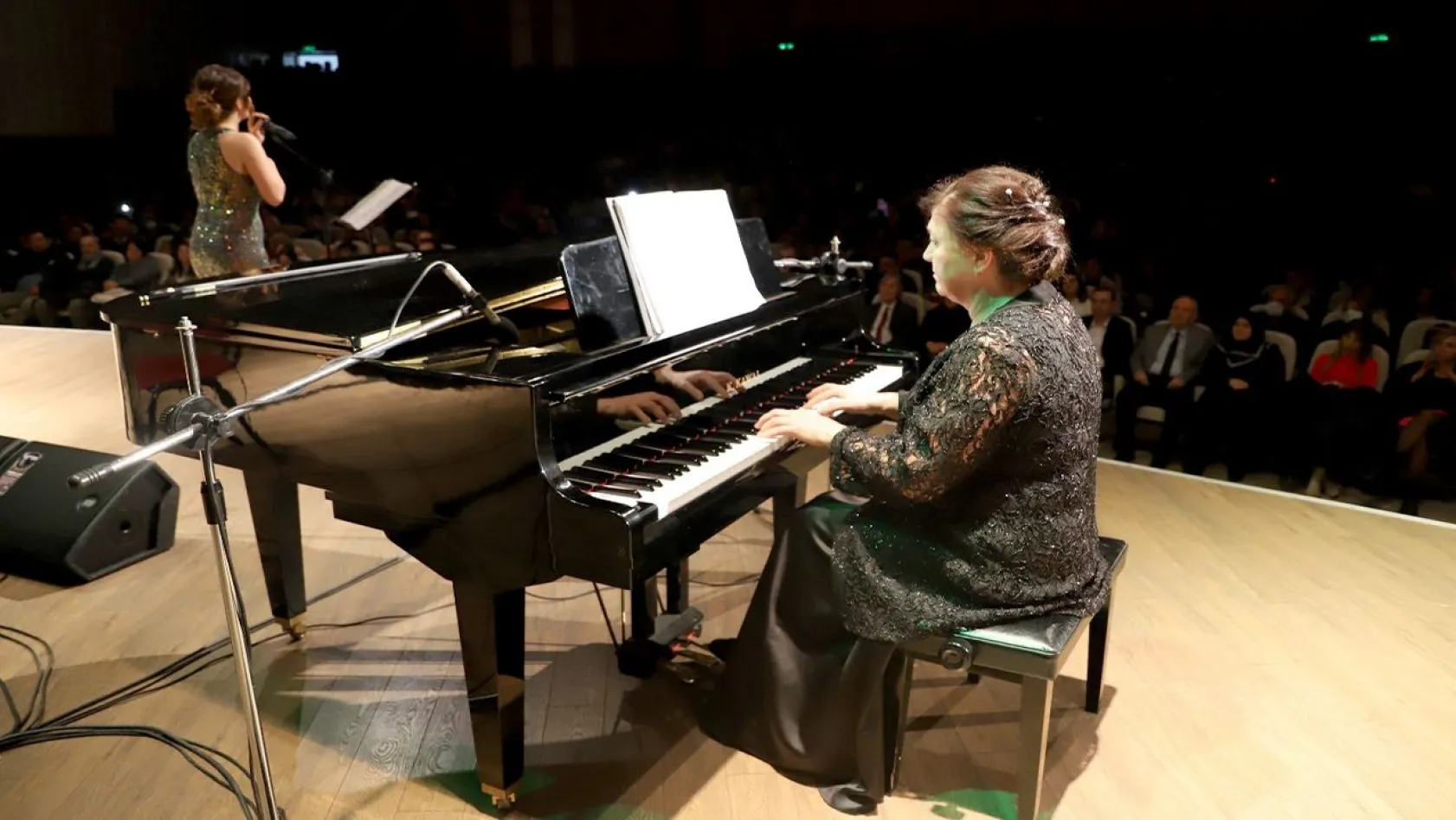 'Piyano eşliğinde eserler' konseri düzenlendi