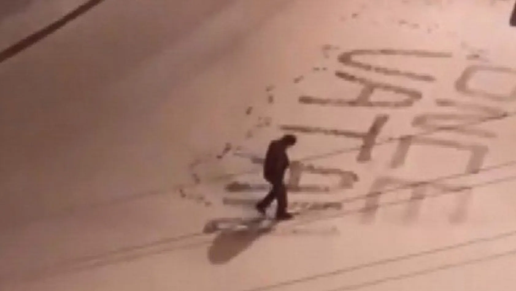 Polis memuru vatan sevgisini karla kaplı yola yazdı
