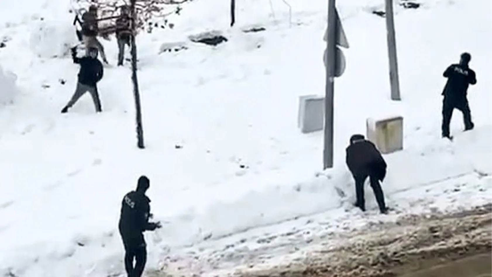 Polisler çocuklarla kar topu oynadı