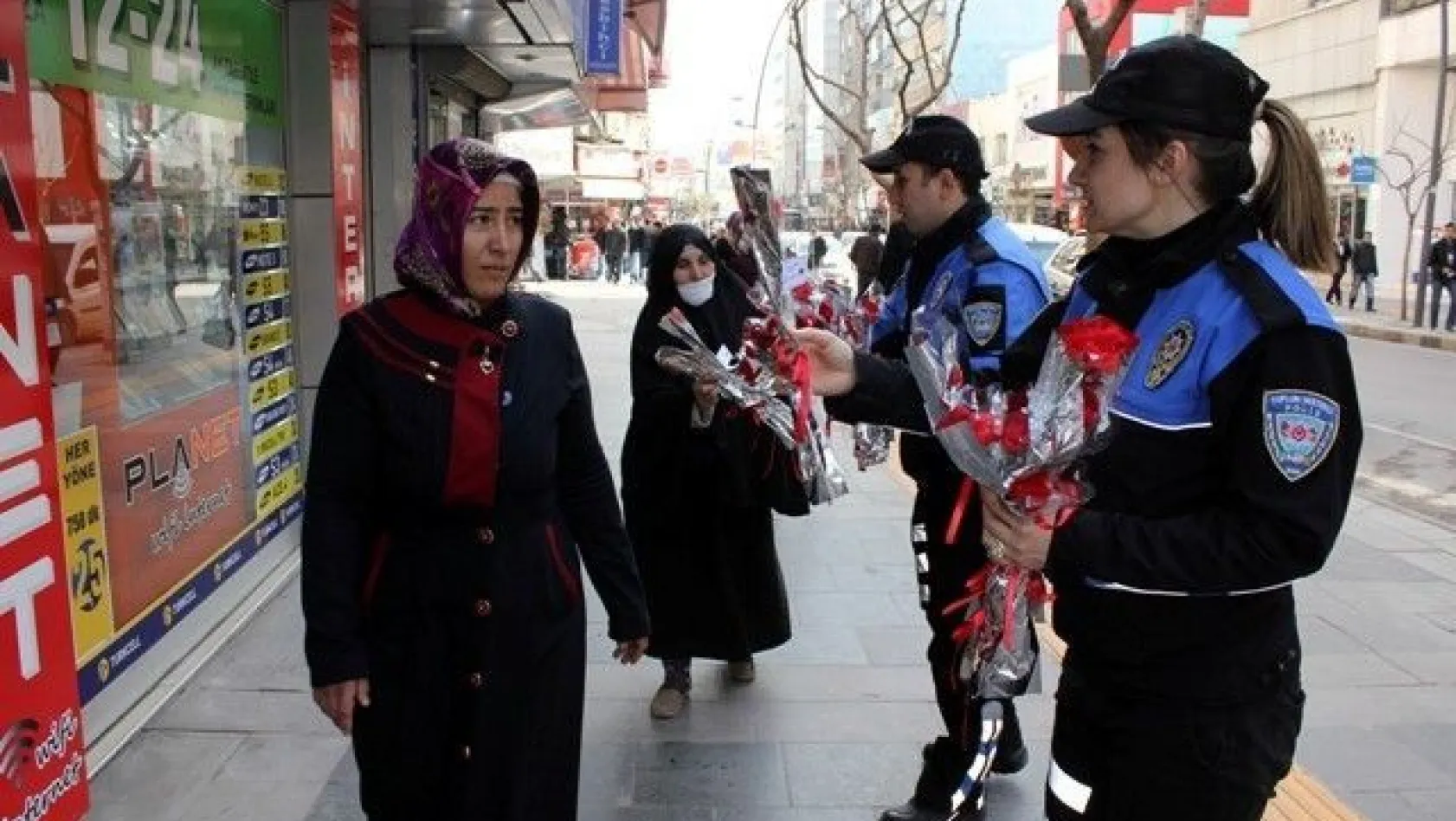 Polisler Kadınlara karanfil dağıttı