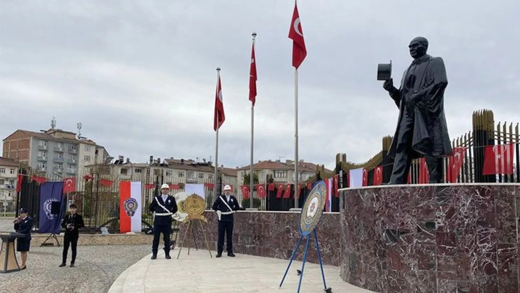 Polisten Atatürk Anıtı'na çelenk