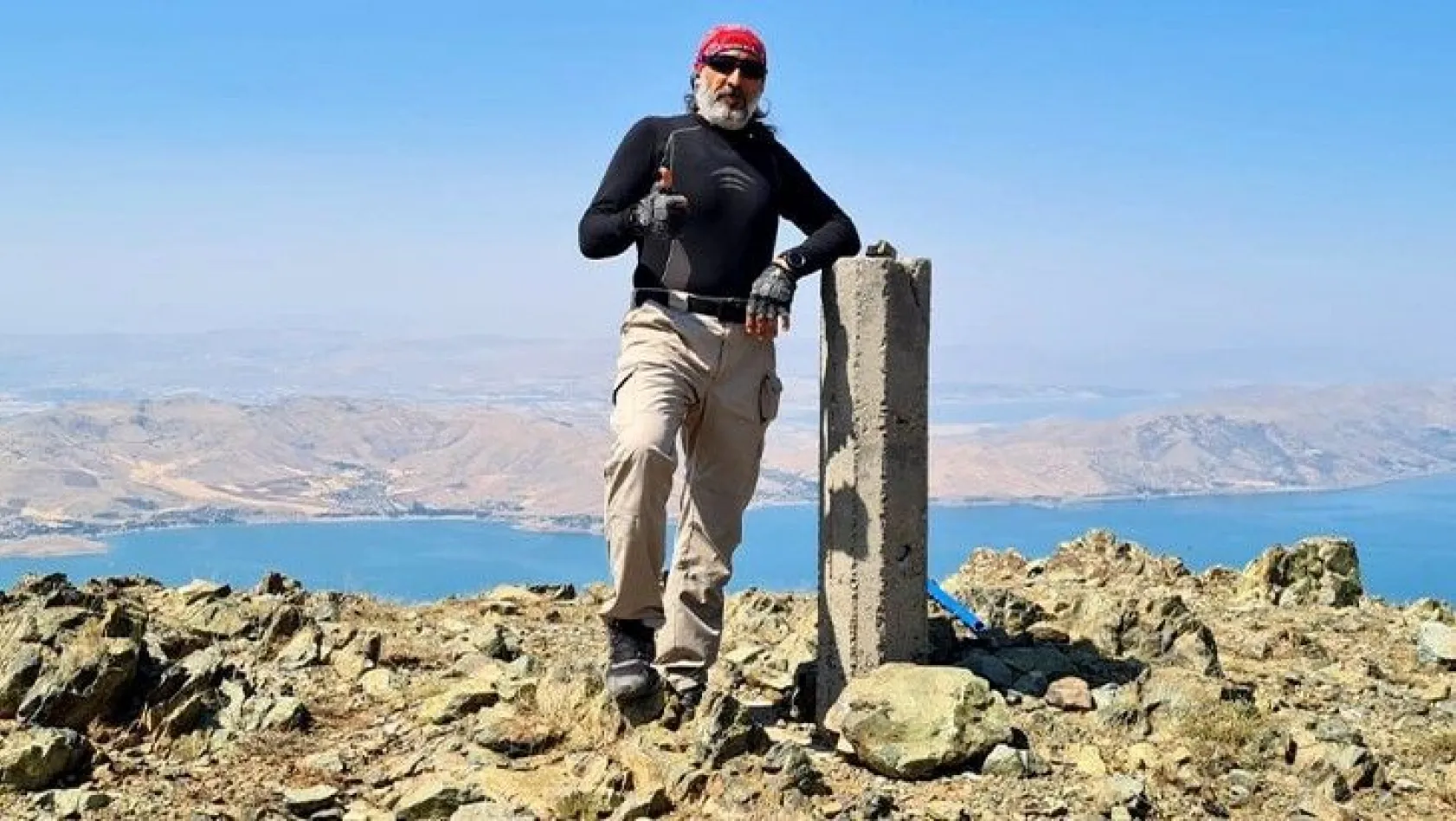 Profesyonel dağcı Hazar Baba Dağı'nın zirvesine tırmandı