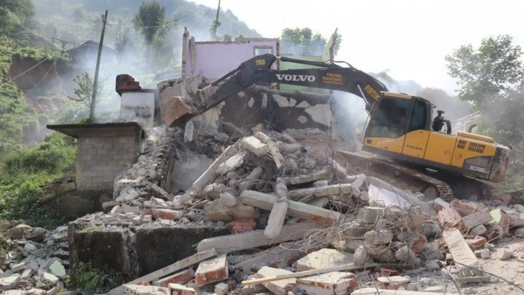 Rize'de acil yıkım kararı alınan 17 binanın yıkımına başlandı