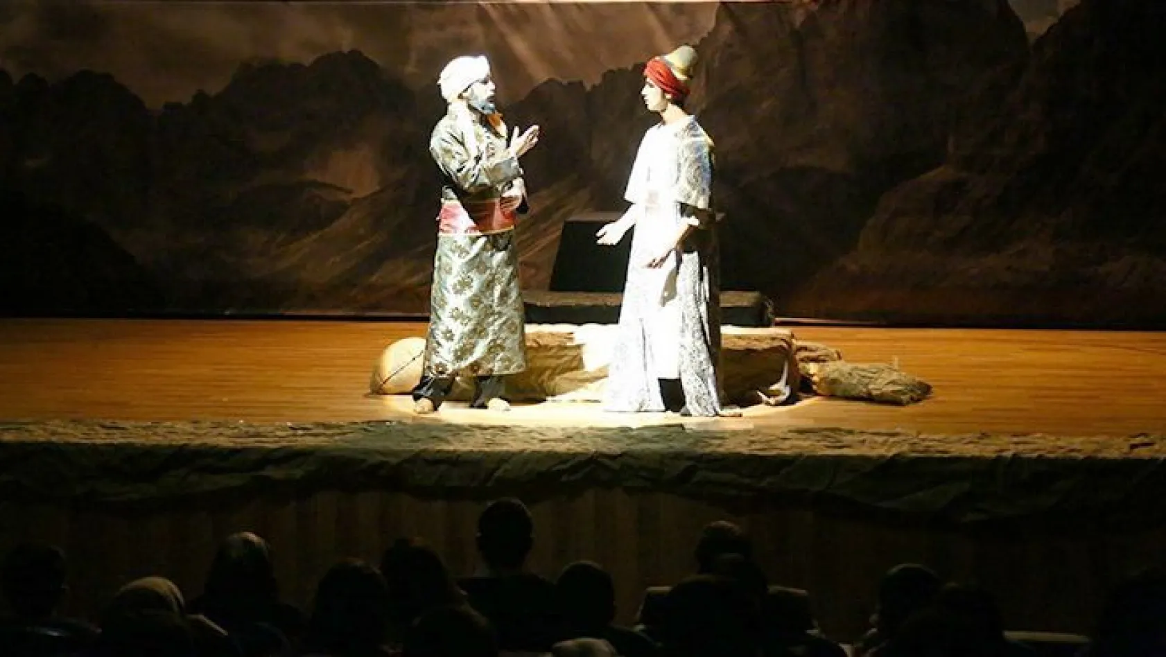 Sanatseverlerden 'Yunus Emre' tiyatro oyununa büyük ilgi