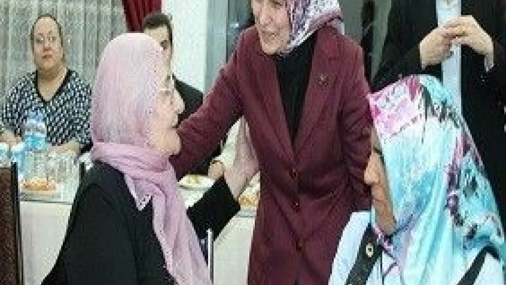 Sare Davutoğlu, Huzurevini Ziyaret Etti