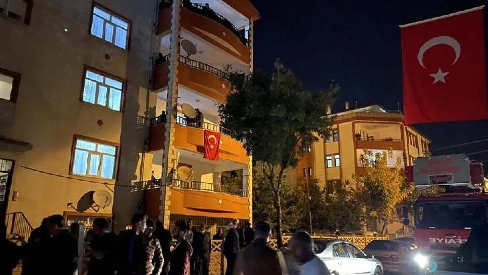 Şehit polis Cihat Şahin'in Elazığ'daki baba evi Türk bayraklarıyla donatıldı