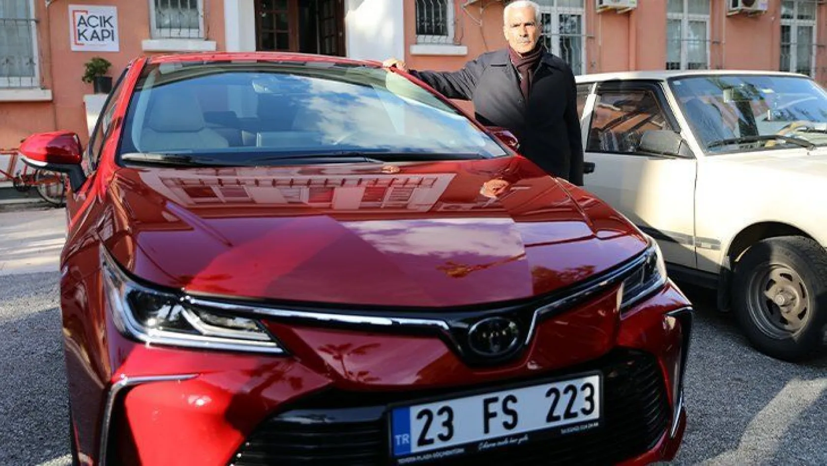 Şehit polis Fethi Sekin'in babasına otomobil hediye edildi