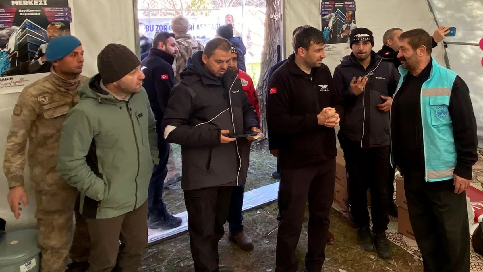 Selçuk Bayraktar, Elazığ Belediyesi çadırını ziyaret etti
