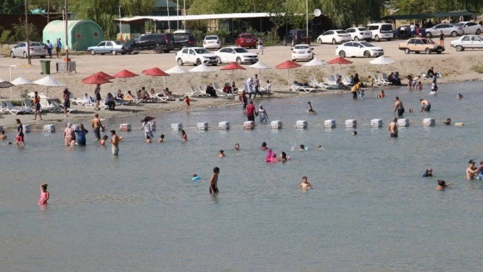 Sıcaktan bunalanlar Hazar Gölü'nde serinliyor