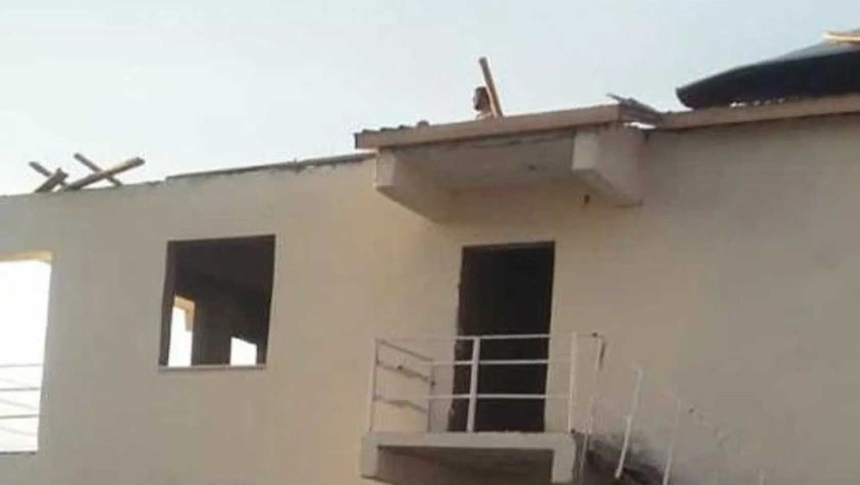 Şiddetli rüzgar 3 evin çatısını uçurdu