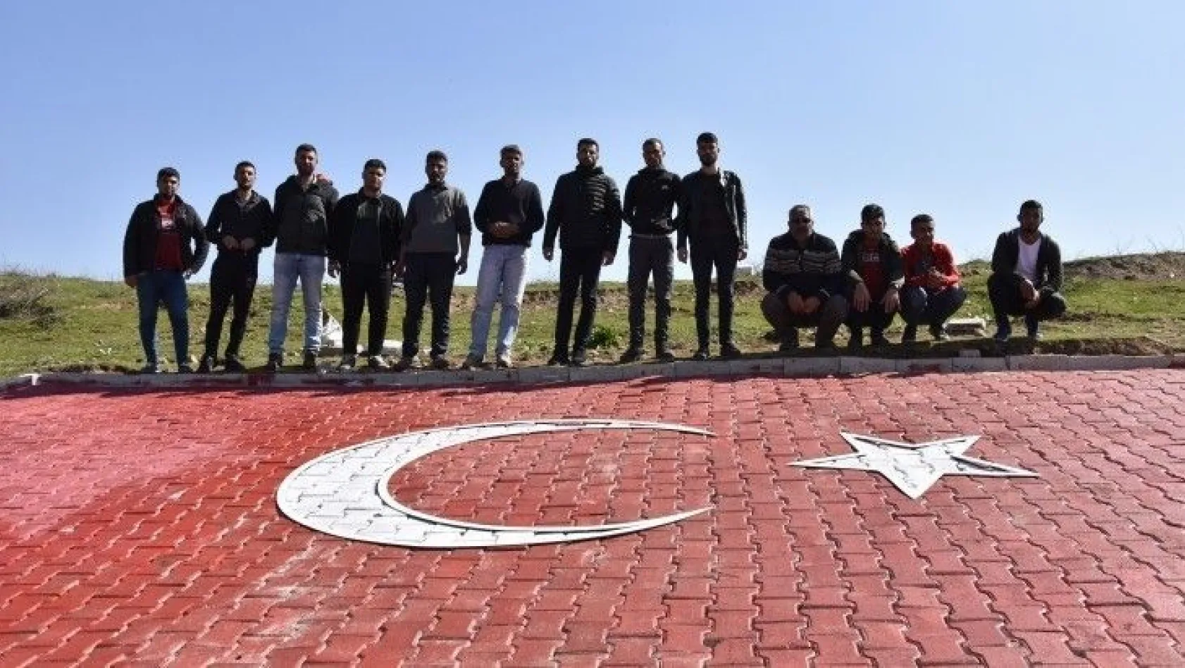 Sınırdaki tepeye dev 'Türk bayrağı' yapıldı