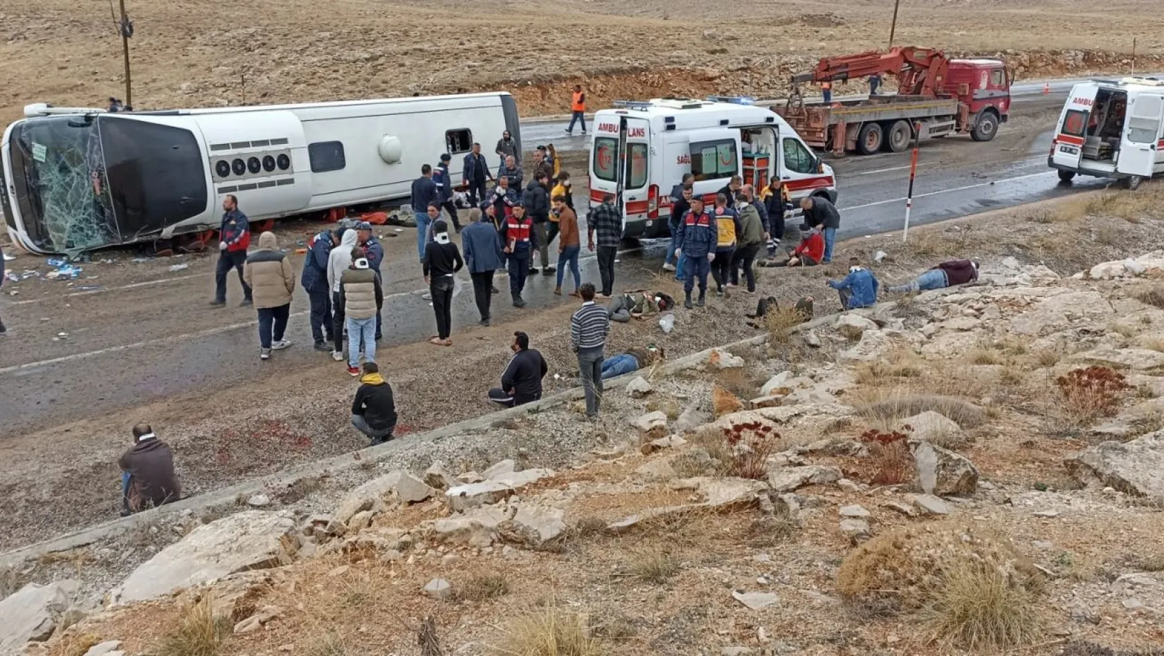 Sivas'ta otobüs devrildi: Ölü ve yaralı var!