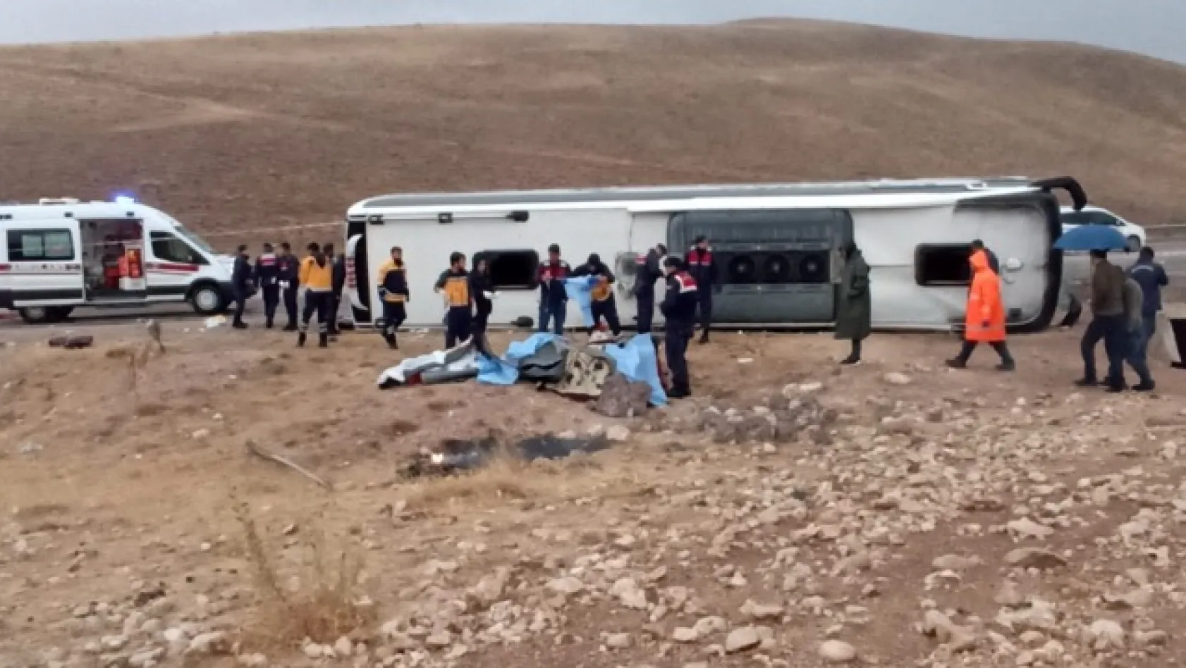 Sivas'ta yolcu otobüs devrildi! Çok sayıda ölü ve yaralı var