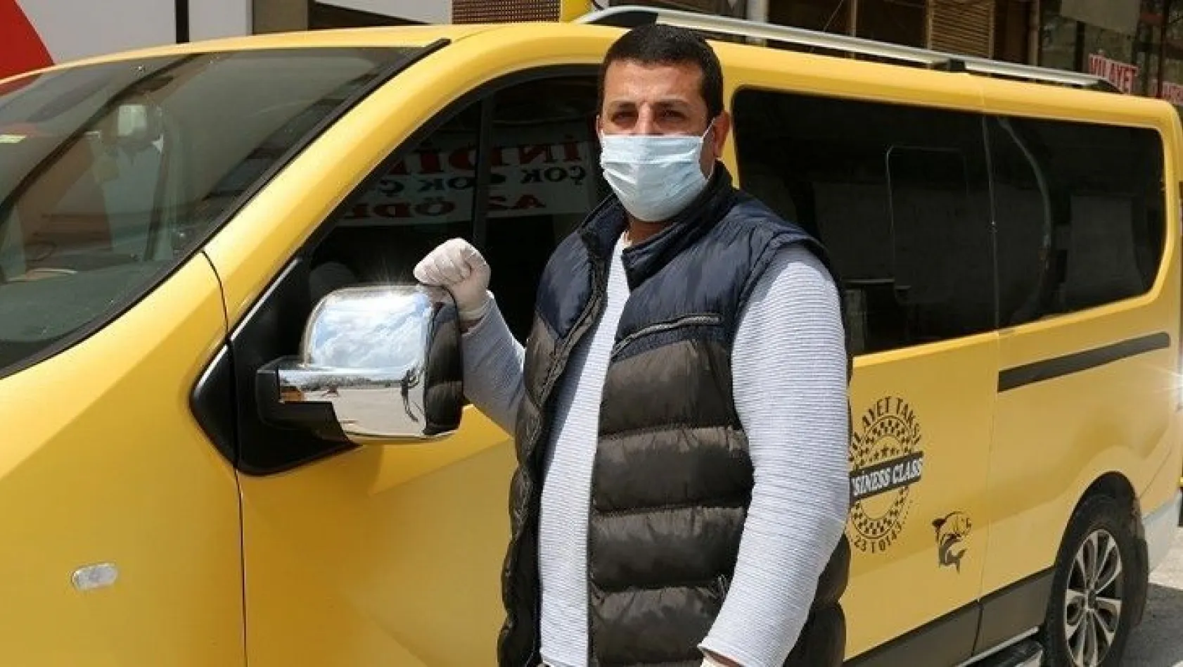 Taksici önlemini ücretsiz maske ve eldivenle aldı