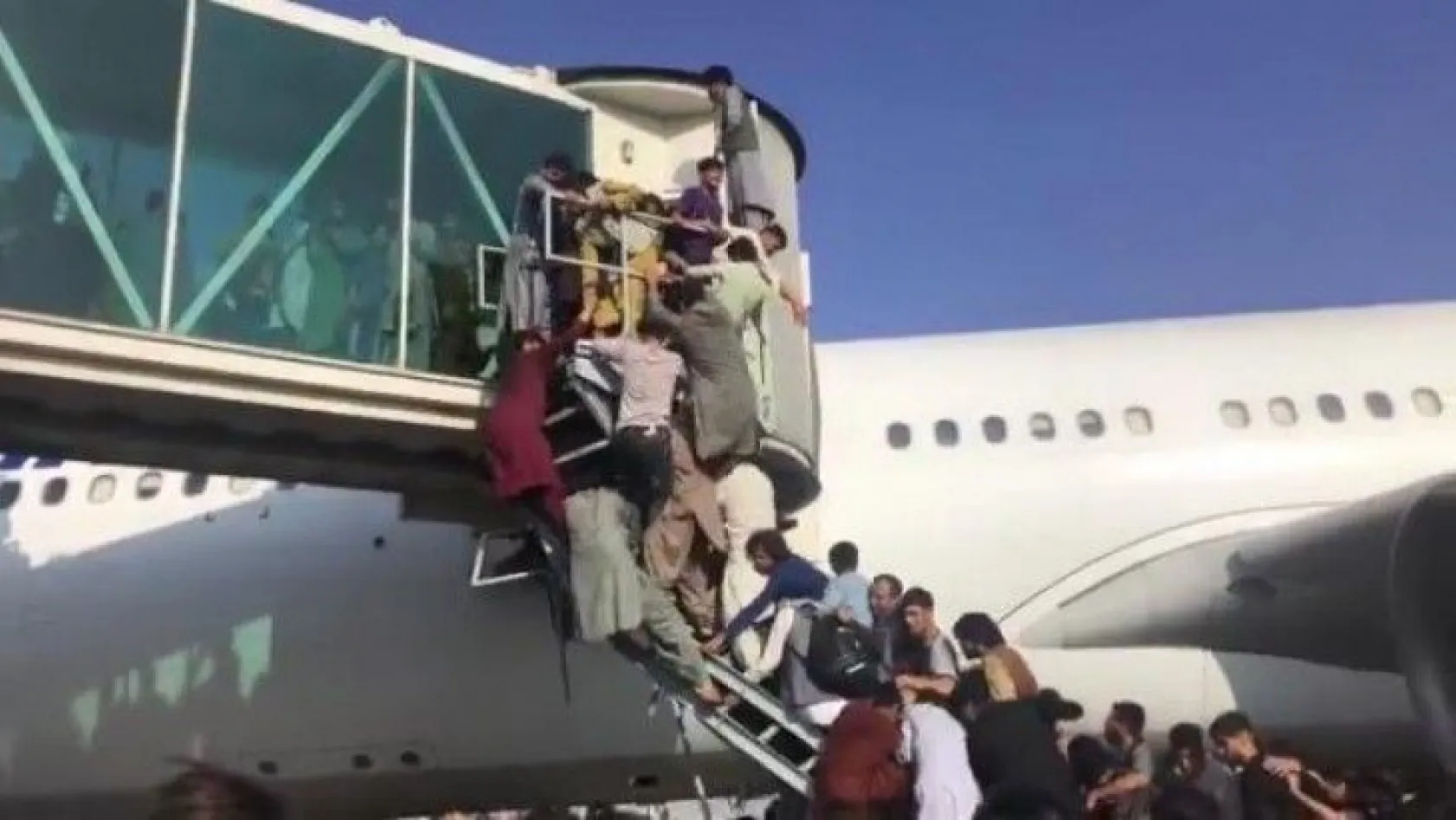 Taliban'dan kaçan yüzlerce Afgan, uçağa binebilmek için birbirini ezdi