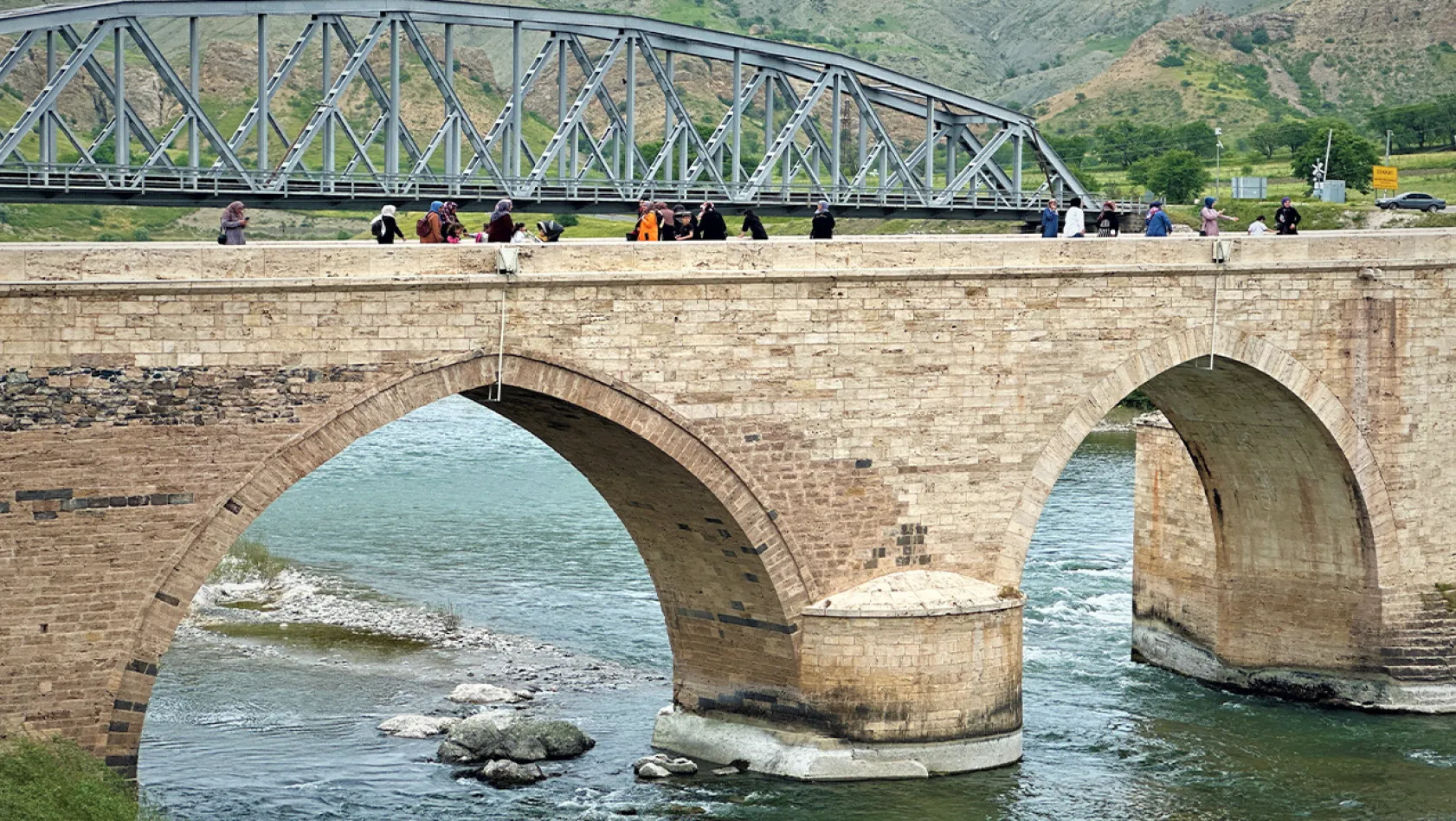 Tarihi Palu Köprüsü depremlere meydan okuyor