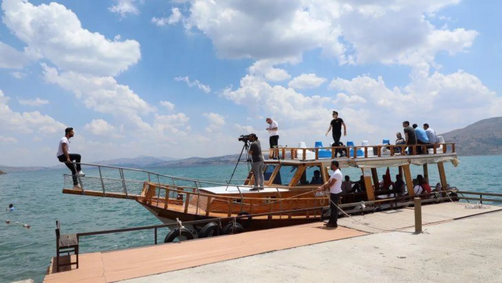 Tatilcilerin gözdesi 'Hazar Gölü'nde tekne turu