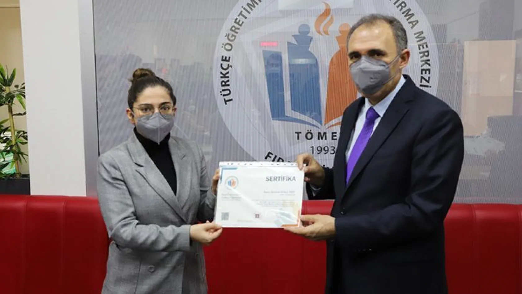 TÖMER'de yabancı kursiyerlere sertifika töreni