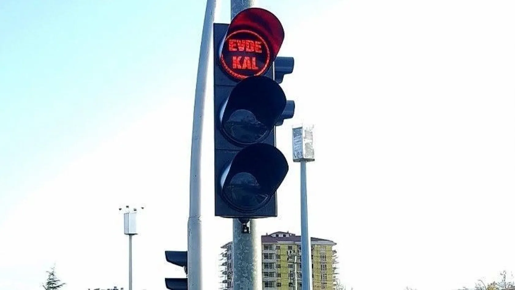 Trafik ışıklarından 'Evde Kal' mesajı