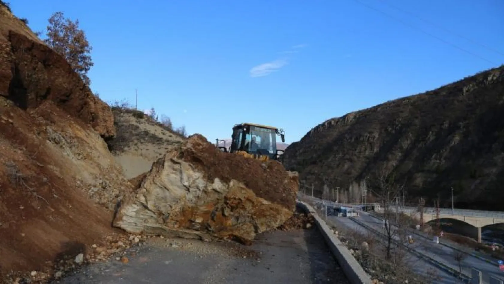 Tunceli'de dağdan düşen kayalar yolu kapattı