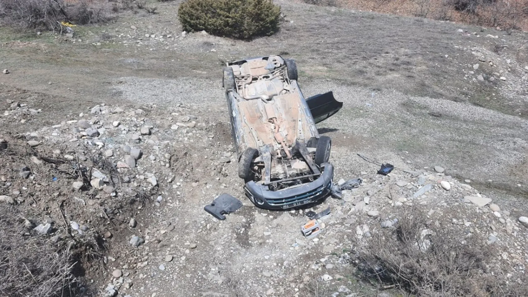 Tunceli'de devrilen otomobildeki iki kişi yaralandı