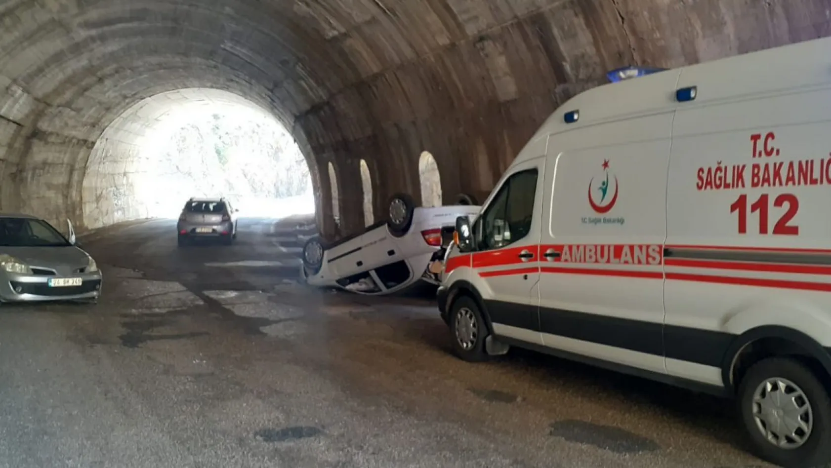 Tunceli'de iki otomobil tünelde çarpıştı