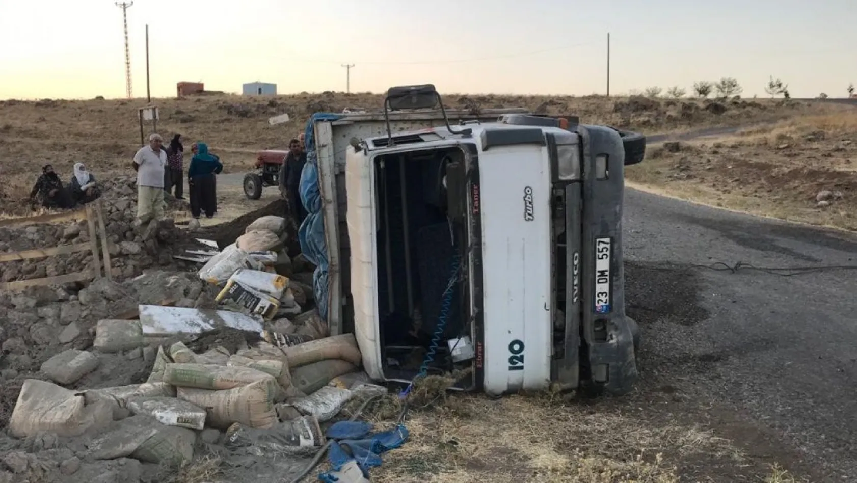 Tunceli'de kamyon yan yattı