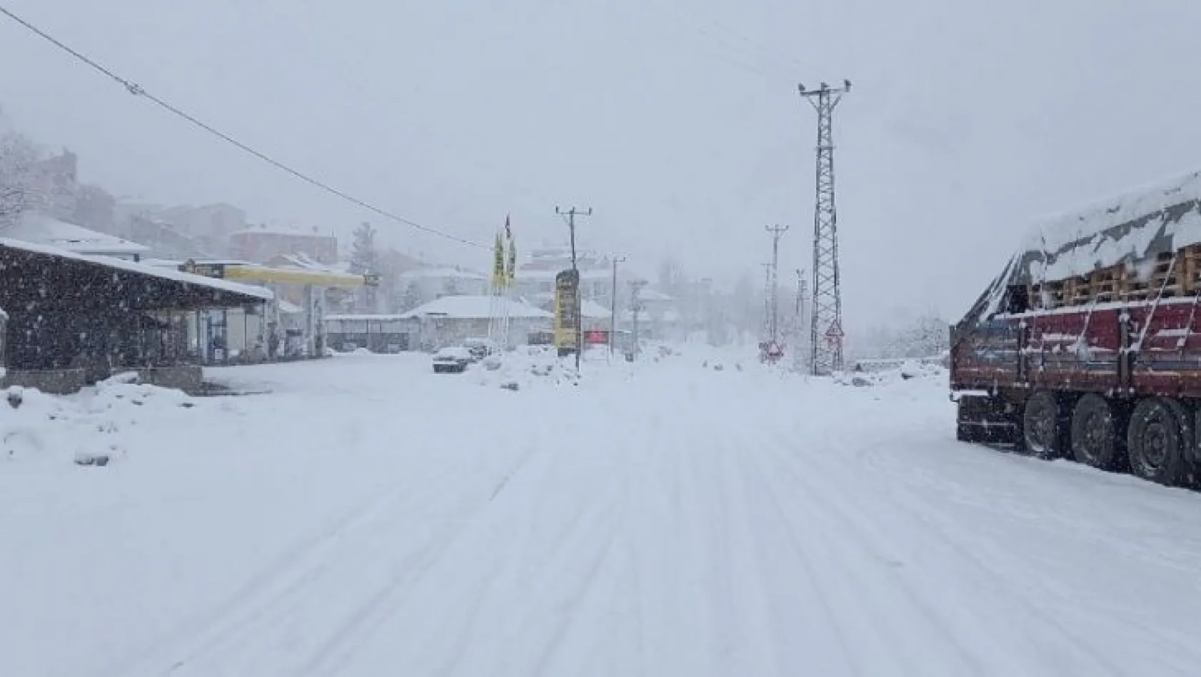 Tunceli'de kar bastırdı, 160 köy yolu kapandı