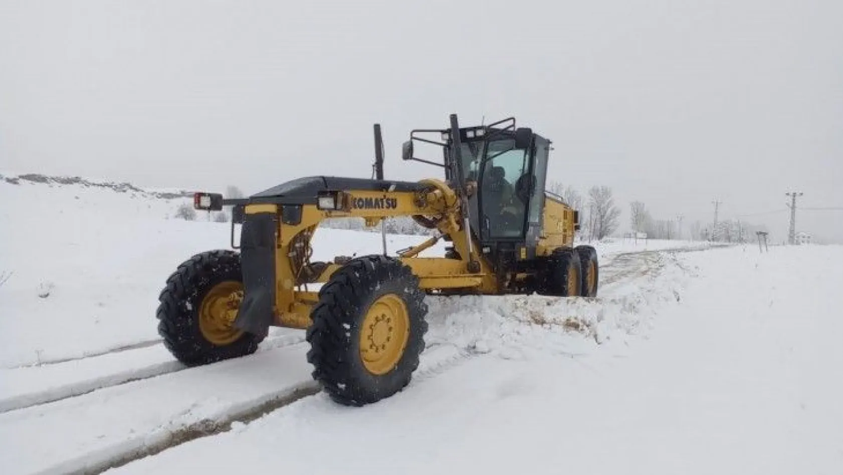 Tunceli'de karla kaplı 9 köy yolunu açma çalışmaları sürüyor