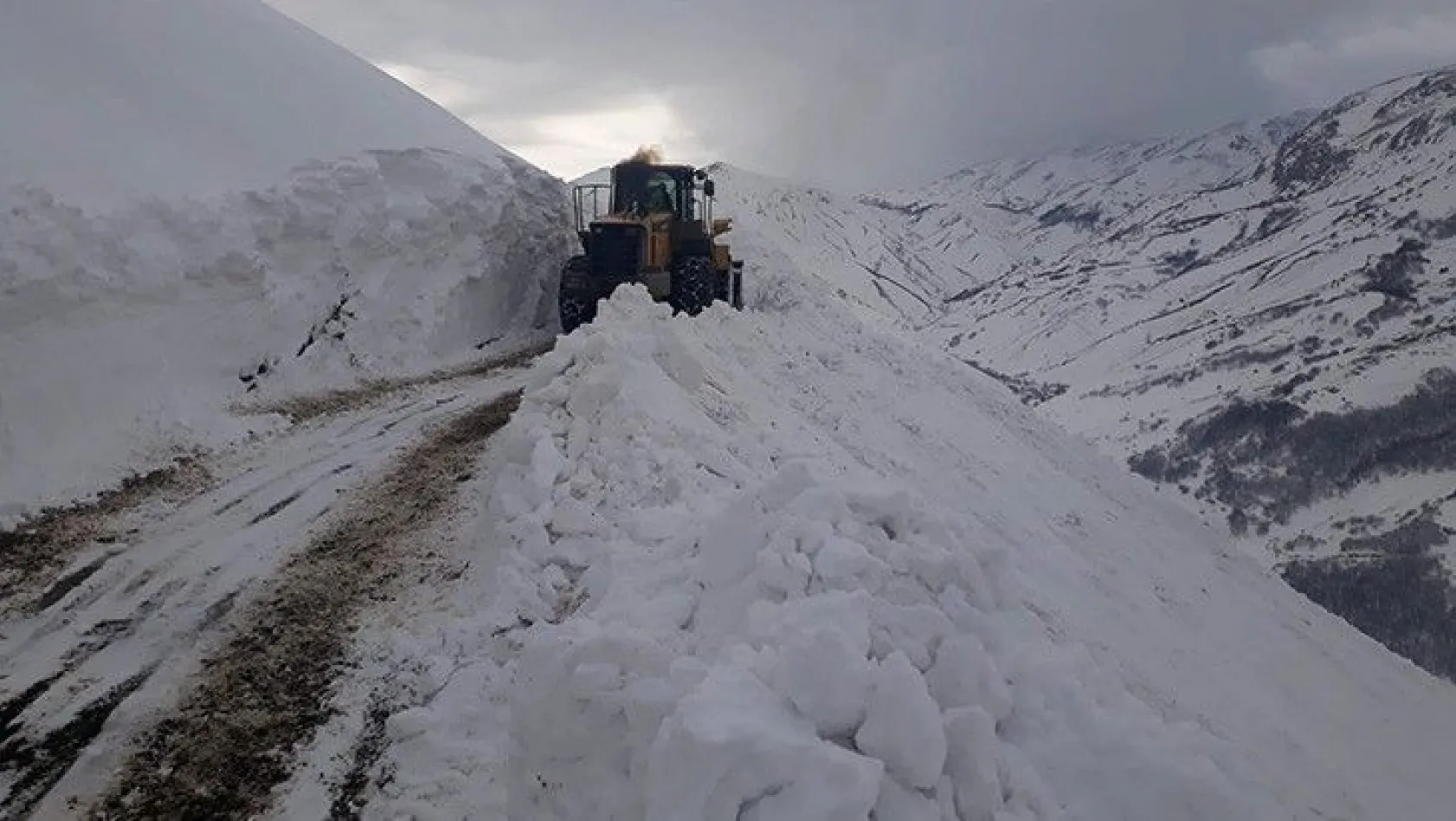 Tunceli - Erzincan karayolu kar sebebiyle kapandı