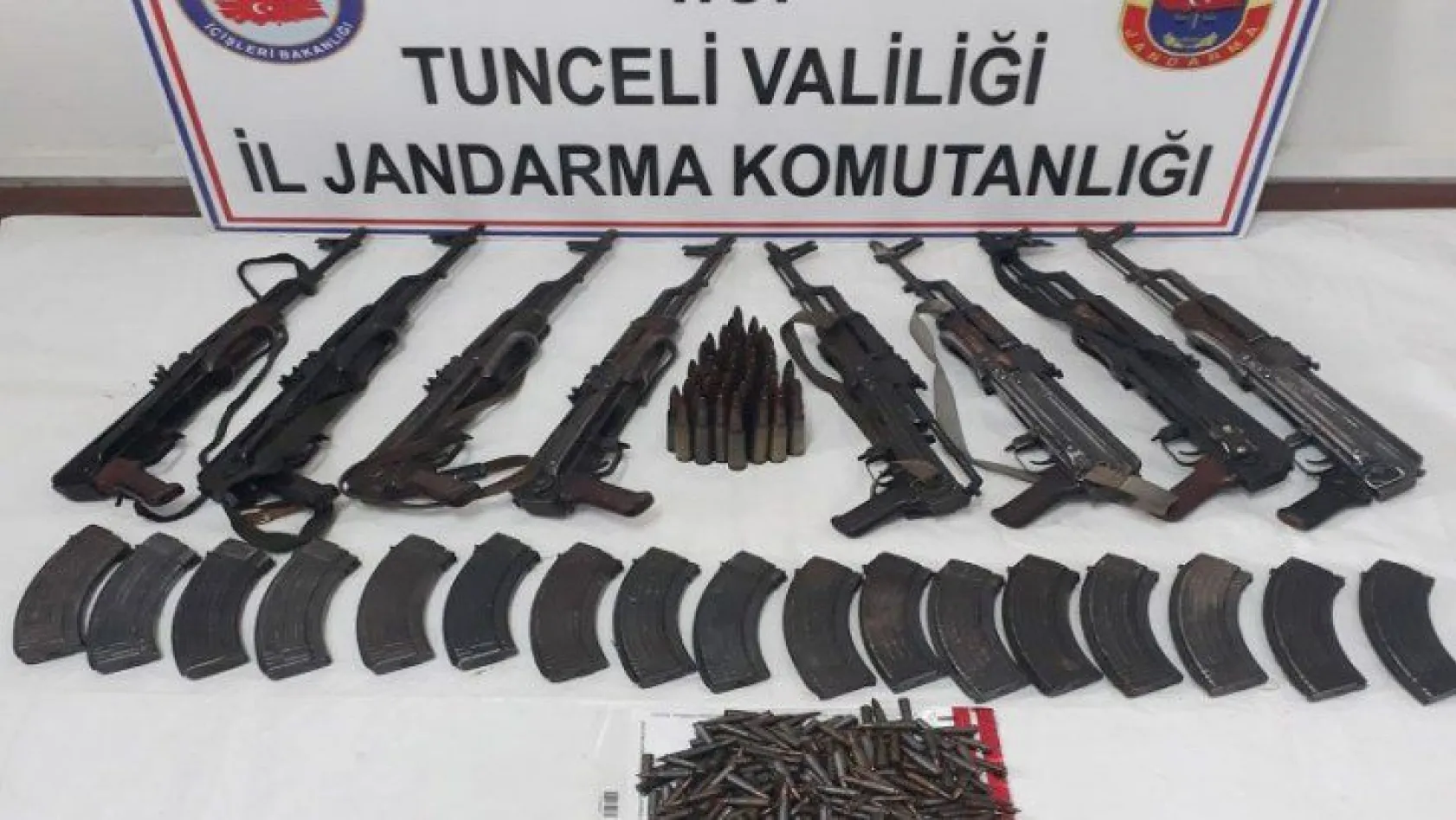 Tunceli'de silah dolu 2 sığınak imha edildi