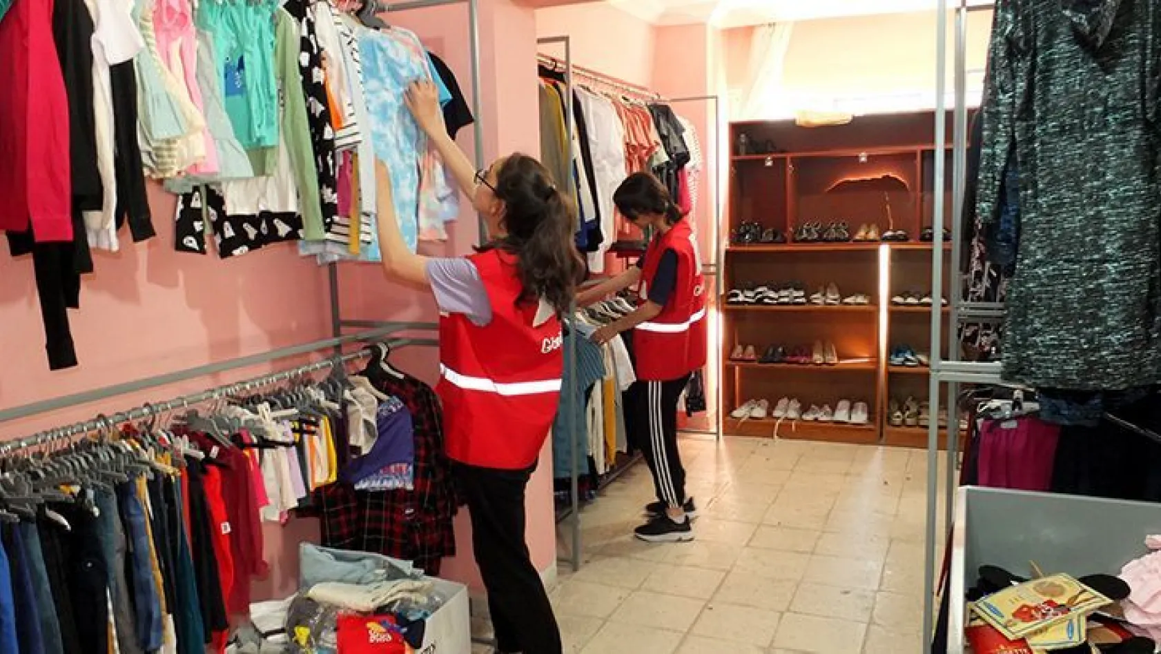Türk Kızılay'dan Keban'da giysi yardımı