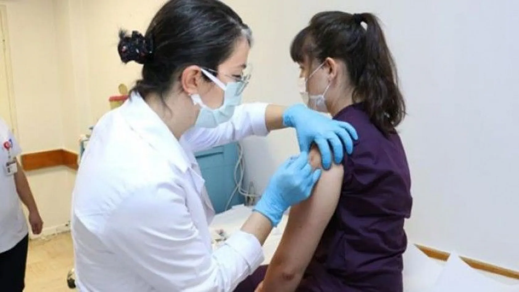Türkiye'de iki doz korona aşısı yaptıran sayısı 10 milyonu geçti
