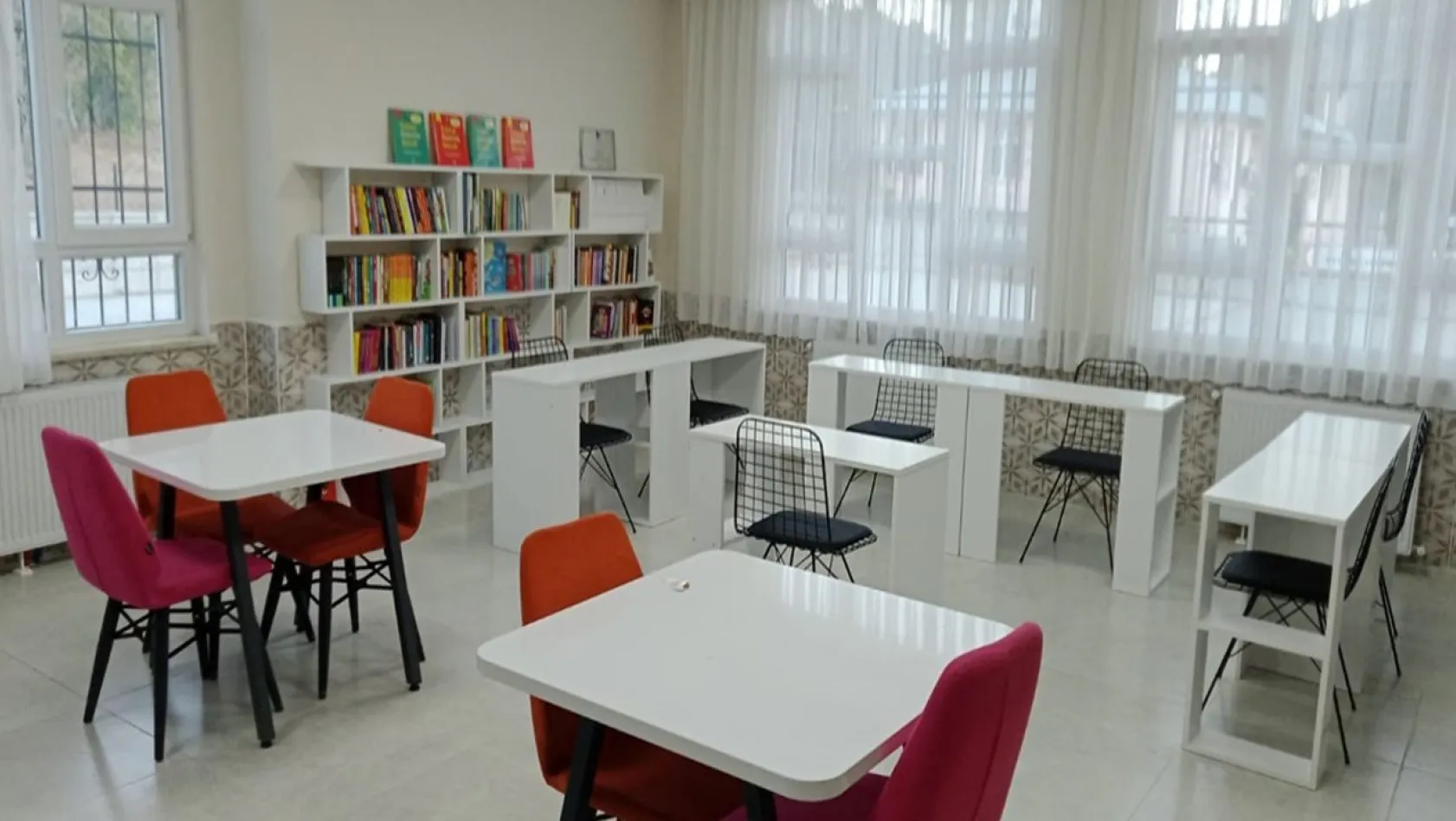 TÜSİAD Başkanı Turan Keban'da bir okula kütüphane kazandırdı