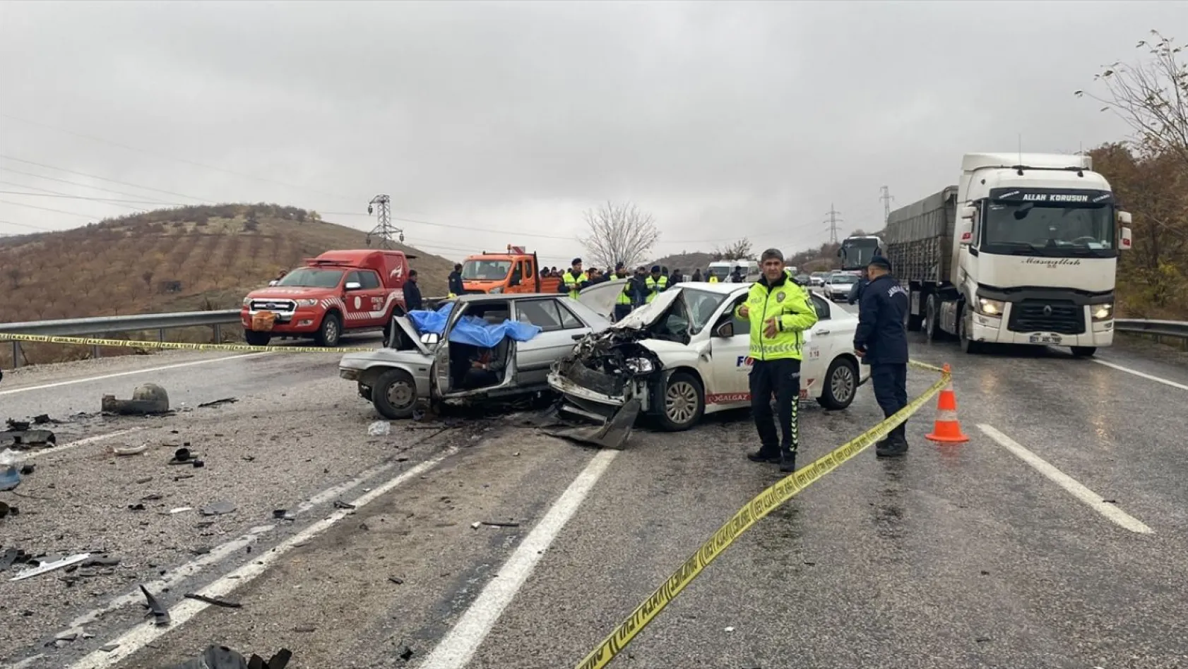 Üç aracın karıştığı kazada 2 kişi öldü, 2 kişi yaralandı