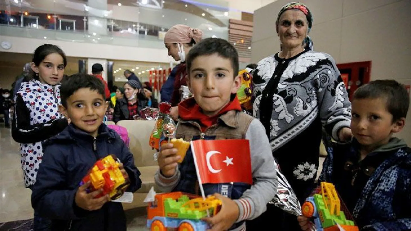 Ukrayna'dan tahliye edilen Ahıska Türkleri Elazığ'da