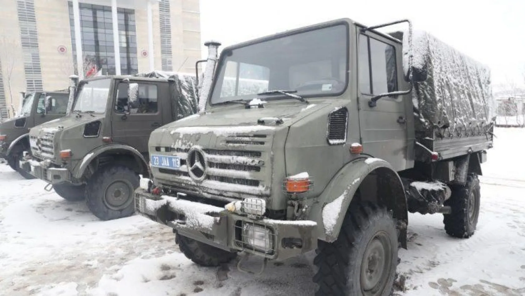 Unimog askeri araçlar Elazığ'da depremzedeler için görevde
